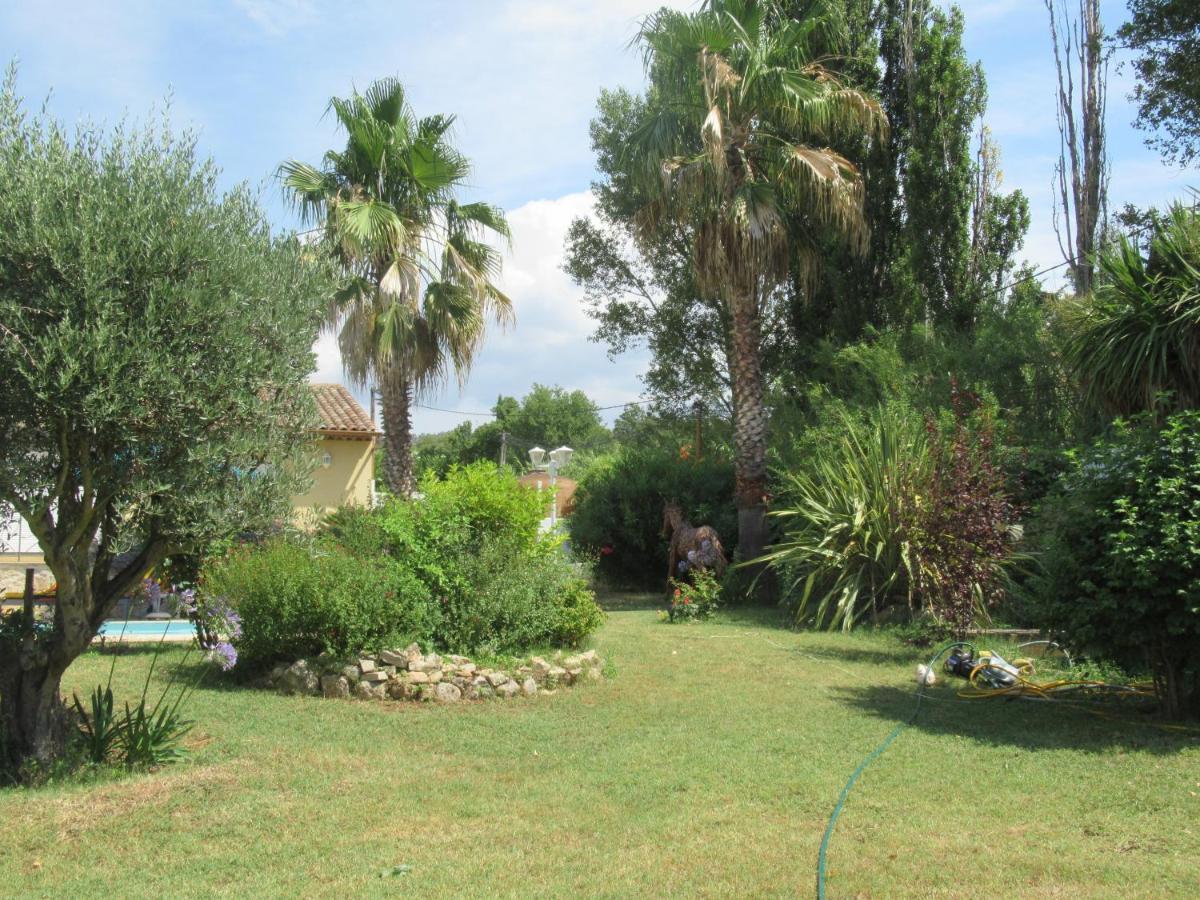 Le Cabanon Des Hirondelles Villa Villecroze Kültér fotó